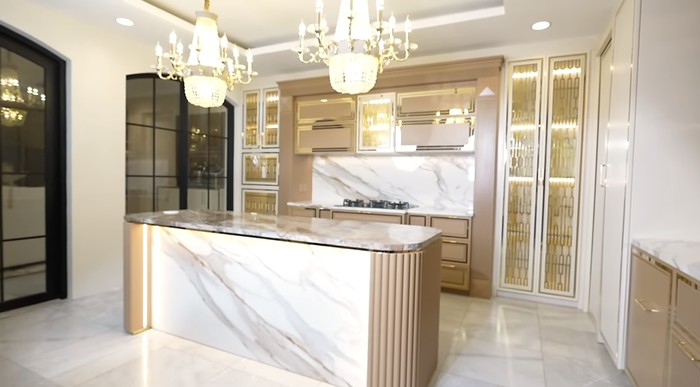 Mewah! Tampilan Dapur Termahal yang Pernah Dibuat Tasyi Athasyia Mewah! Tampilan Dapur Termahal yang Pernah Dibuat Tasyi Athasyia