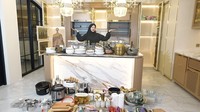 Ini dia berbagai peralatan yang akan disusun di dapur baru Tasyi Athasyia. Jenisnya lengkap dengan dominasi warna putih dan emas. Foto: YouTube Tasyi Athasyia