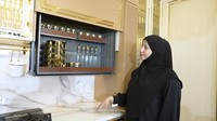 Kabinet dapur kembaran Tasya Farasya ini super canggih karena bisa naik-turun otomatis. Terlihat warna emas masih mendominasi berbagai tempat penyimpanan bahan makanan. Foto: YouTube Tasyi Athasyia