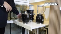 Alat dapur canggih merek SMEG dengan warna hitam ini jadi pilihan Tasyi. Pastinya bikin Tasyi makin giat dan semangat bikin konten masak. Foto: YouTube Tasyi Athasyia