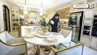Bergeser ke area meja makan, kesan mewah dan elegan juga masih terasa dari unsur marmer dan emas yang dipilih. Keren ya? Foto: YouTube Tasyi Athasyia