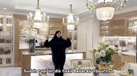 Begini tampilan area dapur dan meja makan Tasyi yang sudah rapi. Banyak netizen puas dan berdoa agar punya dapur serupa. Foto: YouTube Tasyi Athasyia