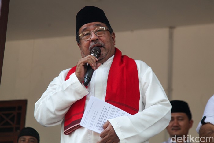 Rano Karno berkampanye di Kelurahan Kamal, Kalideres, Jakarta Barat, Jumat (27/9/2024). Rano bertemu dengan tokoh Betawi setempat.