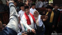 Pemeran Si Doel menerima permintaan foto bareng warga.  