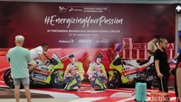 Figura MotoGP di Bandara Internasional Lombok menarik minat wisatawan untuk berfoto. (Foto: Bayu Baskoro/detikcom)