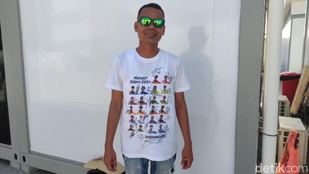 Penggemar lokal, Ivan, berfoto dan meminta tanda tangan para pebalap MotoGP Mandalika 2024.