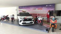 Ada pula pameran safety car di salah satu titik Bandara Internasional Lombok. (Foto: Bayu Baskoro/detikcom)