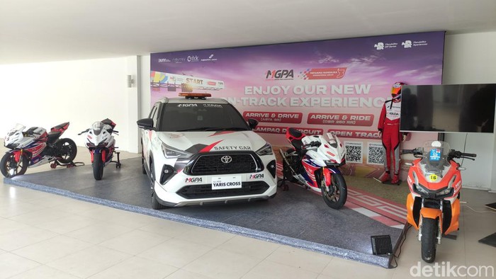 MotoGP Mandalika 2024 Pernak-pernik MotoGP Mandalika 2024 di Bandara Internasional Lombok.