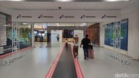 Wisatawan bak berjalan menuju garis finis saat hendak keluar dari terminal kedatangan di Bandara Internasional Lombok. Unik, ya! (Foto: Bayu Baskoro/detikcom)