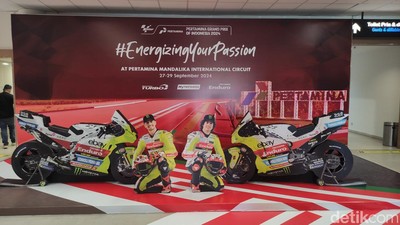Spot Foto Keren Bernuansa MotoGP Mandalika di Bandara Lombok