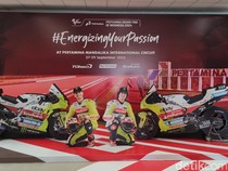 Spot Foto Keren Bernuansa MotoGP Mandalika di Bandara Lombok