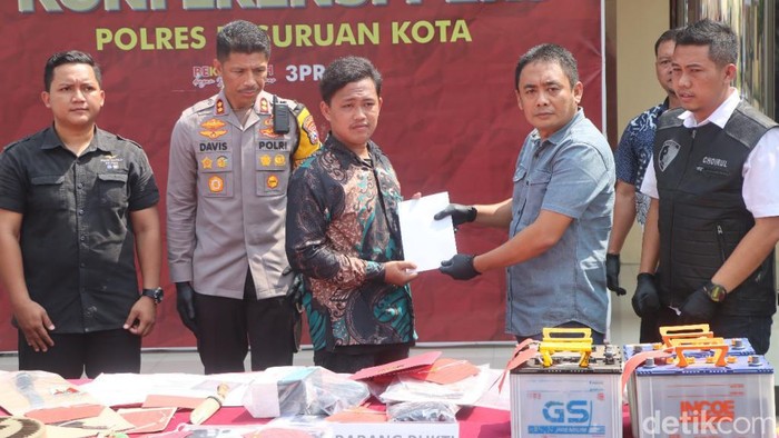 Muhtarom mendapat penghargaan dari Komunitas Cinta Kamtibmas Pasuruan