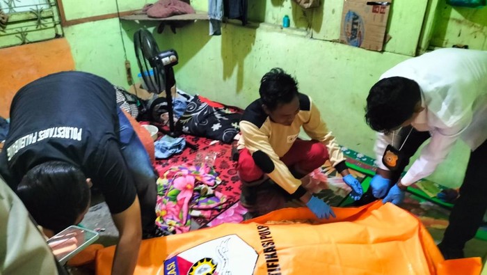 Naema (50) dilaporkan meninggal dunia usai memesan nasi goreng ke tetangganya.