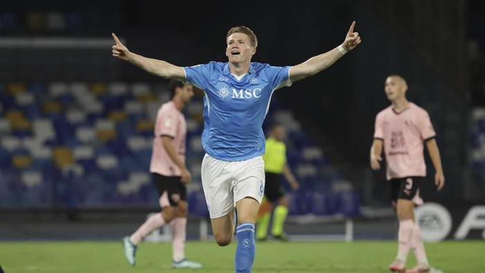 Napolis Scott McTominay celebrates after scoring a goal during an Italian Cup soccer match against Palermo at the Diego Armando Maradona Stadium, Thursday, Sept. 26 , 2024, in Naples, Italy. (Alessandro Garofalo/LaPresse via AP)