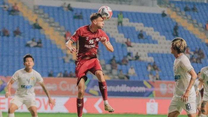Nermin Haljeta dibekap cedera saat PSM Makassar menghadapi Shan United FC dalam laga ASEAN Club Championship 2024/2025 di Stadion Batakan.