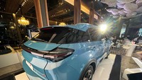 Neta sudah dilengkapi Continuous Tail light, serta Electric Power Tailgate yang dapat membuka dan menutup pintu bagasi secara otomatis. Foto: Luthfi Anshori/detikOto
