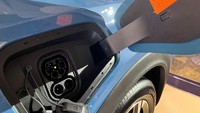 Baterai yang tersemat di NETA X juga sudah memiliki fitur Ultra Fast Charging hingga 105 kW, untuk mengisi daya dari 30 ke 80 persen dapat selesai dalam 30 menit. Poin menarik lainnya adalah NETA X sudah mengadopsi port charging model CCS2 (Combined Charging System 2), salah satu port charging yang paling umum dan paling mudah ditemui pada SPKLU di Indonesia untuk pengisian reguler maupun fast charging. Foto: Luthfi Anshori/detikOto