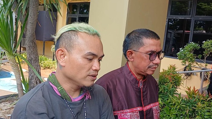 Kakak Nikita Mirzani dan pengacara saat ditemui di Polres Jakarta Selatan.
