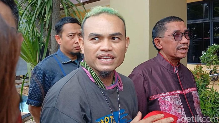 Kakak Nikita Mirzani saat ditemui di Polres Jakarta Selatan.