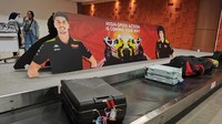 Ketika sampai luar bandara, ada sejumlah kelompok yang menyambut pengunjung dengan kertas dan bendera bergambar tim-tim MotoGP.Foto: (Septian Farhan Nurhuda/detikOto)