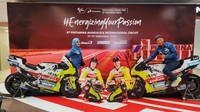 Sama seperti tahun-tahun sebelumnya, ada spot khusus untuk pengunjung berfoto. Di sana terdapat tembok dengan tulisan ‘MotoGP Mandalika’ dan dua unit motor-motoran dari tim Pertamina Enduro VR46 Racing. Kemudian ada gambar Marco Bezzecchi dan Fabio Diggia yang melengkapi spot tersebut.Foto: (Septian Farhan Nurhuda/detikOto)