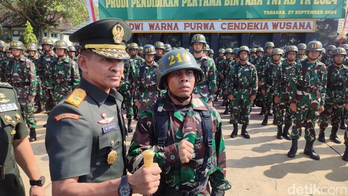Pangdam IX/Udayana, Mayjen Muhammad Zamroni, dan calon bintara TNI AD Joni si pemanjat tiang bendera saat ditemui detikBali di Rindam IX/Udayana, Tabanan, Bali, Jumat (27/9/2024). (Ahmad Firizqi Irwan/detikBali)