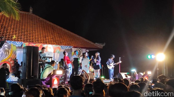 Pasangan Calon (Paslon) Bupati dan Wakil Bupati Buleleng Nyoman Sutjidra-Gede Supriatna melakukan kampanye di Desa Alasangker, Buleleng, Bali, Kamis (26/9/2024) malam. (Foto: Made Wijaya Kusuma/detikBali)