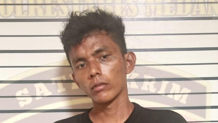 Pelaku Ilham saat diamankan di kantor polisi. (Dok. Polsek Medan Area)