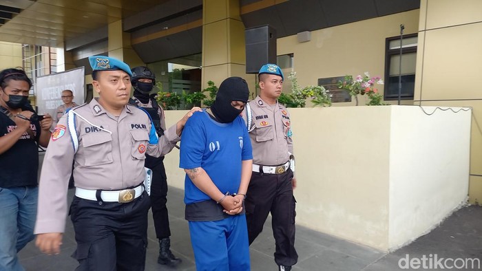Pelaku pembunuhan, SI, saat dihadirkan dalam konferensi pers di Mapolres Sukoharjo, Jumat (27/9/2024).