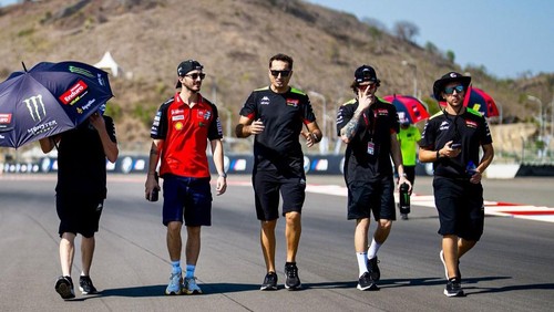 Pembalap Ducati Lenovo Team Francesco Bagnaia saat berkeliling Sirkuit Mandalika, Lombok Tengah, Kamis (26/9/2024). (Foto: Instagram @pecco63)