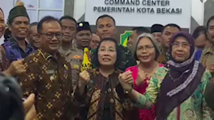Pemkot Bekasi memastikan tak ada intoleransi soal ricuh antara ASN dengan warga Nasrani yang beribadah. Pemkot Bekasi memfasilitasi ibadah umat Nasrani. (IG @humaskotabekasi)