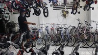 Toko itu menjual berbagai merk sepeda untuk anak-anak hingga orang dewasa.