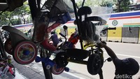 Pedagang menggantung sepeda yang dijualnya di depan toko. Hal itu dilakukan untuk menarik minat pembeli.