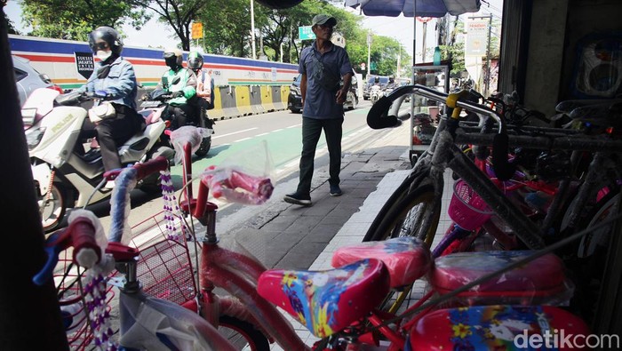 Penjualan Sepeda Menurun Drastis Para pedagang sepeda menunggu pelanggan di kawasan Pasar Rumput, Jalan Sultan Agung, Jakarta Selatan, Jumat (20/9/2024). Menurut sejumlah pedagang, terjadi penurunan penjualan yang signifikan bahkan lebih rendah dari sebelum pandemi.
