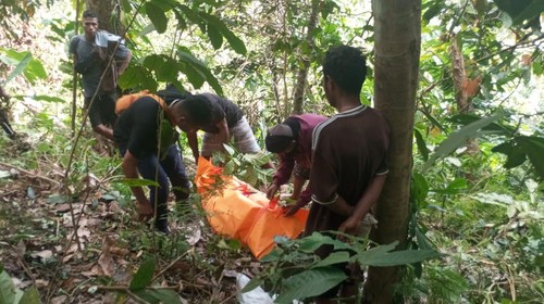 Petugas mengevakuasi jenazah lansia tewas di kebun cengkeh Dusun Nakatdogon, Desa Pogon, Kecamatan Waigete, Sikka, NTT. (Dok. Polres Sikka)