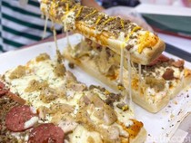 Enak dan Unik Pizza Tarik yang Viral di Surabaya