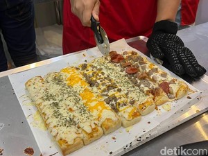 Yummy! Sensasi Makan Pizza Pepperoni hingga Keju Mulur yang Ditarik