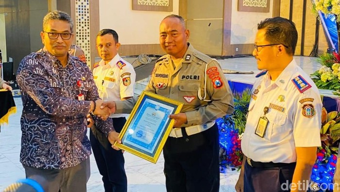Polda Jatim Anugerahkan Kota Blitar Raih Juara 2 Kawasan Tertib Lalu Lintas