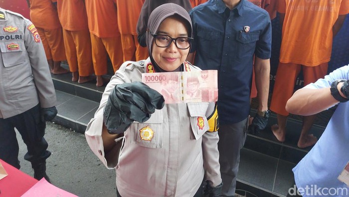 Polisi berhasil mengungkap sindikat pemalsuan uang di Cirebon.