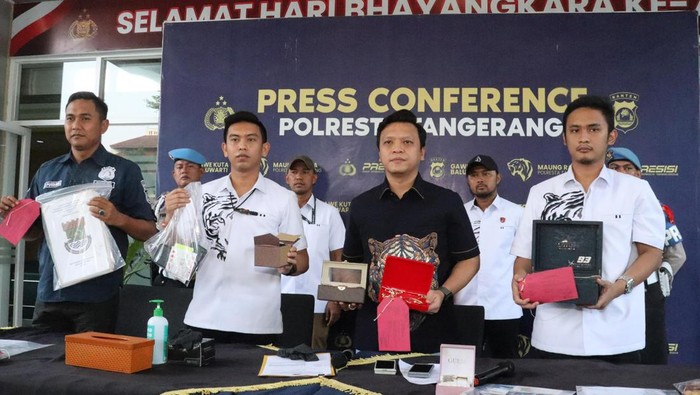 Polresta Tangerang menangkap mantan Kades Gombong atas dugaan korupsi APBDes.