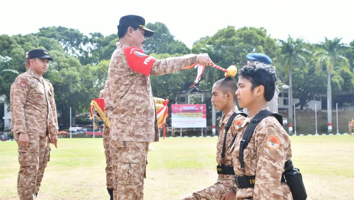 Sebanyak 721 orang calon praja pratama angkatan XXXV IPDN melaksanakan pembaretan di Lapangan Parade Abdi Praja IPDN Kampus Jatinangor yang sekaligus menandai telah selesainya rangkaian kegiatan Pendidikan Dasar Mental dan Disiplin Praja (Diksarmendispra).