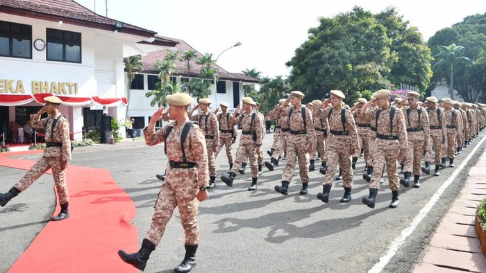 Sebanyak 721 orang calon praja pratama angkatan XXXV IPDN melaksanakan pembaretan di Lapangan Parade Abdi Praja IPDN Kampus Jatinangor yang sekaligus menandai telah selesainya rangkaian kegiatan Pendidikan Dasar Mental dan Disiplin Praja (Diksarmendispra).