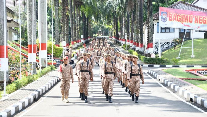 Sebanyak 721 orang calon praja pratama angkatan XXXV IPDN melaksanakan pembaretan di Lapangan Parade Abdi Praja IPDN Kampus Jatinangor yang sekaligus menandai telah selesainya rangkaian kegiatan Pendidikan Dasar Mental dan Disiplin Praja (Diksarmendispra).