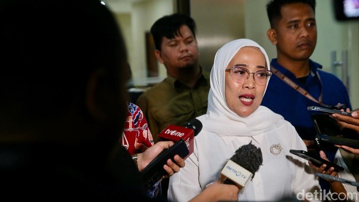 Mantan Kader PDI Perjuangan sekaligus Mantan Anggota DPR RI terpilih Tia Rahmania usai mendatangi gedung Mabes Polri, Jakarta, Jumat (27/9/2024).