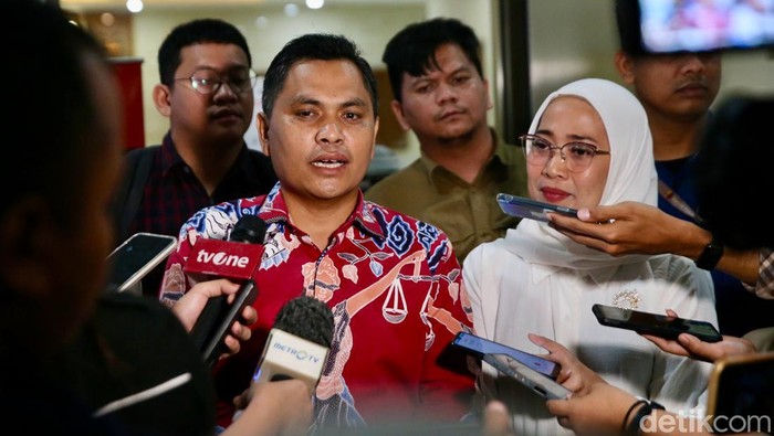 Potret Tia Rahmania Konsultasi ke Bareskrim soal Tuduhan PDIP Mantan Kader PDI Perjuangan sekaligus Mantan Anggota DPR RI terpilih Tia Rahmania usai mendatangi gedung Mabes Polri, Jakarta, Jumat (27/9/2024).