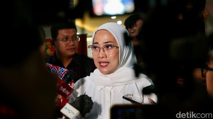 Mantan Kader PDI Perjuangan sekaligus Mantan Anggota DPR RI terpilih Tia Rahmania usai mendatangi gedung Mabes Polri, Jakarta, Jumat (27/9/2024).