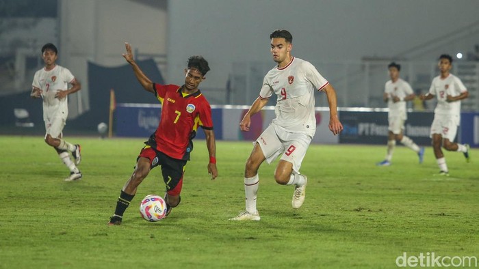 Timnas Indonesia U-20 menekuk Timor Leste U-20 laga Grup F Kualifikasi Piala Asia U-20 2025. Tampil dominan, Garuda Muda menang 3-1. Bermain di Stadion Madya, Senayan, Jumat (27/9/2025), Indonesia dominan sejak awal. Di babak pertama, dua gol didapat lewat Jens Raven dan Riski Afrisal.