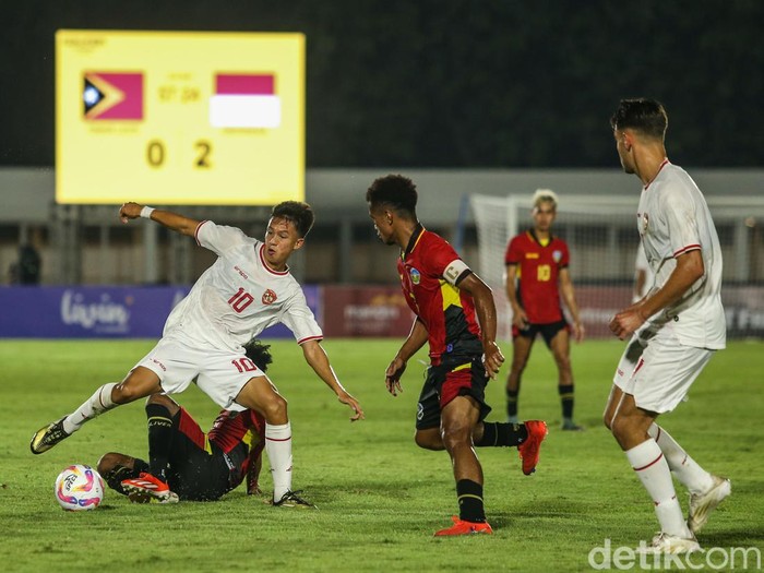 Timnas Indonesia U-20 menekuk Timor Leste U-20 laga Grup F Kualifikasi Piala Asia U-20 2025. Tampil dominan, Garuda Muda menang 3-1. Bermain di Stadion Madya, Senayan, Jumat (27/9/2025), Indonesia dominan sejak awal. Di babak pertama, dua gol didapat lewat Jens Raven dan Riski Afrisal.