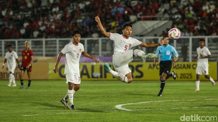 Timnas Indonesia U-20 menekuk Timor Leste U-20 laga Grup F Kualifikasi Piala Asia U-20 2025. Tampil dominan, Garuda Muda menang 3-1. Bermain di Stadion Madya, Senayan, Jumat (27/9/2025), Indonesia dominan sejak awal. Di babak pertama, dua gol didapat lewat Jens Raven dan Riski Afrisal.