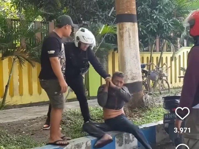 Pria dianiaya di pinggir Jalan Pare Kediri